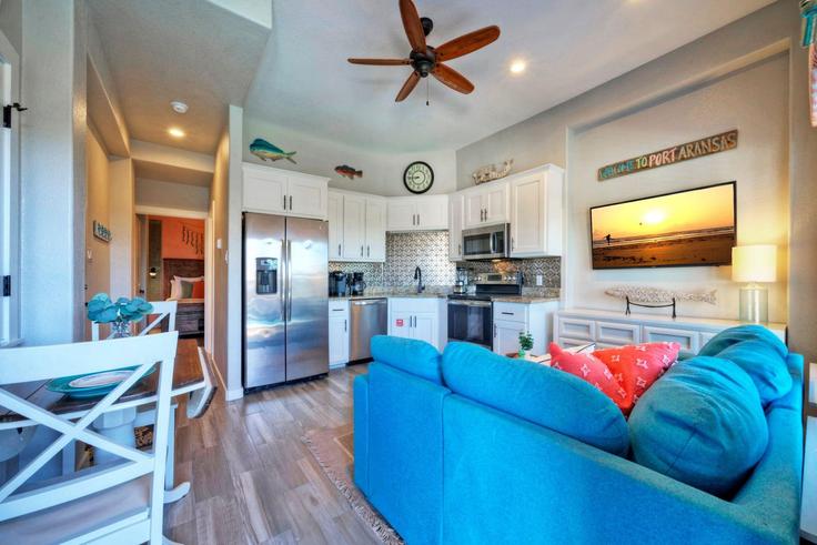 Port Aransas, Port Aransas에 위치한 Building Sea Breeze Lane - avantstay - 1027290 - USA 유닛의 세련된 인테리어가 돋보이는 거실