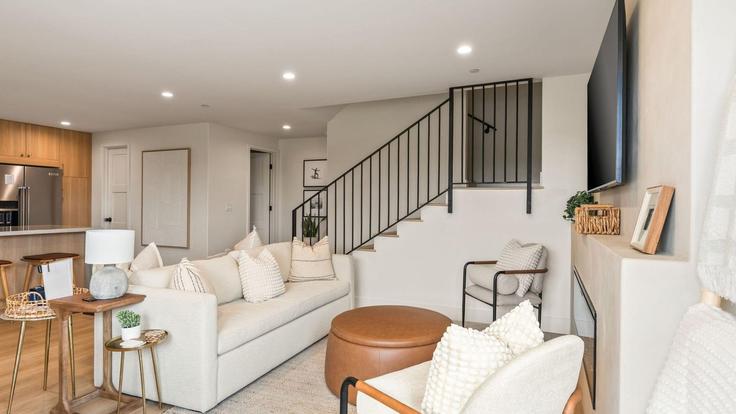 Elegante sala de estar con mobiliario moderno en un apartamento en Building Udall Street - avantstay - 1258719 - SAN en San Diego, San Diego