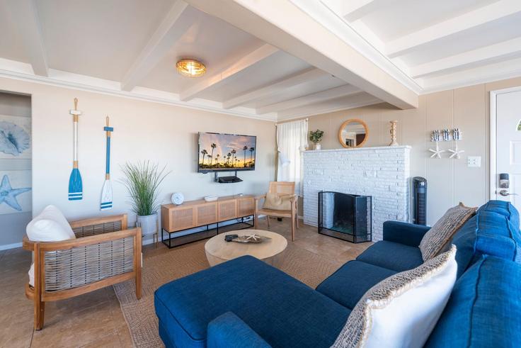 Newport Beach, Newport Beach에 위치한 Building Edgewater Avenue - avantstay - 1225963 - LAX 유닛의 세련된 인테리어가 돋보이는 거실