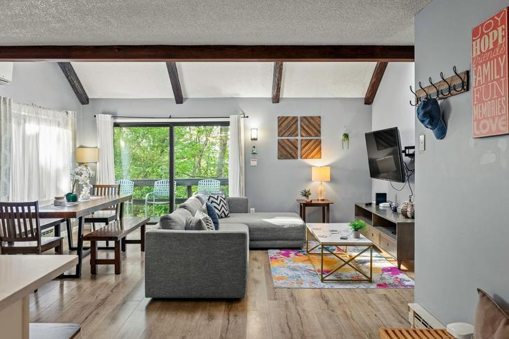 Tannersville, Tannersville에 위치한 Building Cross Country Lane - avantstay - 1261501 - USA 유닛의 세련된 인테리어가 돋보이는 거실