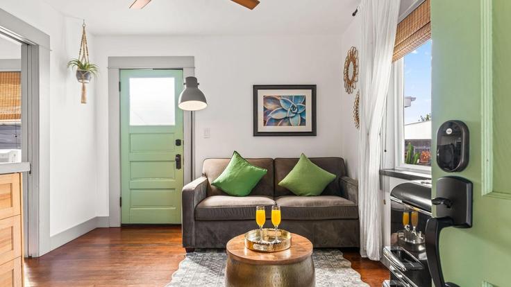 Elegantly designed living room with modern furnishings in an apartment at Building 44th Street - avantstay - 1404618 in San Diego, San Diego Elegantly designed living room with modern furnishings in an apartment at Building 44th Street - avantstay - 1404618 in San Diego, San Diego