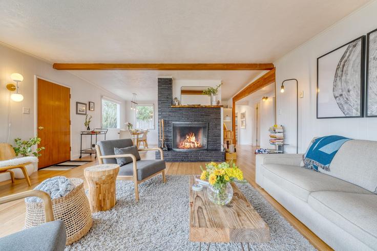 Elegant gestaltetes Wohnzimmer mit moderner Einrichtung in einer Wohnung im Building Montbrecia Ln - avantstay - 1027160 in Arch Cape, Arch Cape Elegant gestaltetes Wohnzimmer mit moderner Einrichtung in einer Wohnung im Building Montbrecia Ln - avantstay - 1027160 in Arch Cape, Arch Cape