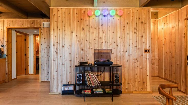 Elegant gestaltetes Wohnzimmer mit moderner Einrichtung in einer Wohnung im Building Saint Bernard Lane - avantstay - 1400005 in Lake Arrowhead, Lake Arrowhead Elegant gestaltetes Wohnzimmer mit moderner Einrichtung in einer Wohnung im Building Saint Bernard Lane - avantstay - 1400005 in Lake Arrowhead, Lake Arrowhead