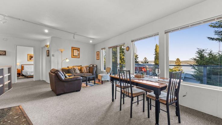 Elegant gestaltetes Wohnzimmer mit moderner Einrichtung in einer Wohnung im Building Deer Brush Road - avantstay - 1027460 - USA in Greenbank, Greenbank