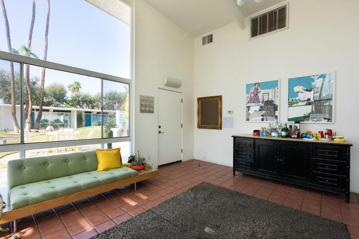 Building East Racquet Club Road - avantstay - 1027875 - LAX adresindeki bir dairede modern mobilyalarla zarif bir şekilde tasarlanmış oturma odası Palm Springs, Palm Springs