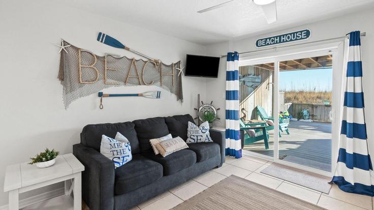 Building Sundial Court - avantstay - 1398433 adresindeki bir dairede modern mobilyalarla zarif bir şekilde tasarlanmış oturma odası Okaloosa Island, Okaloosa Island