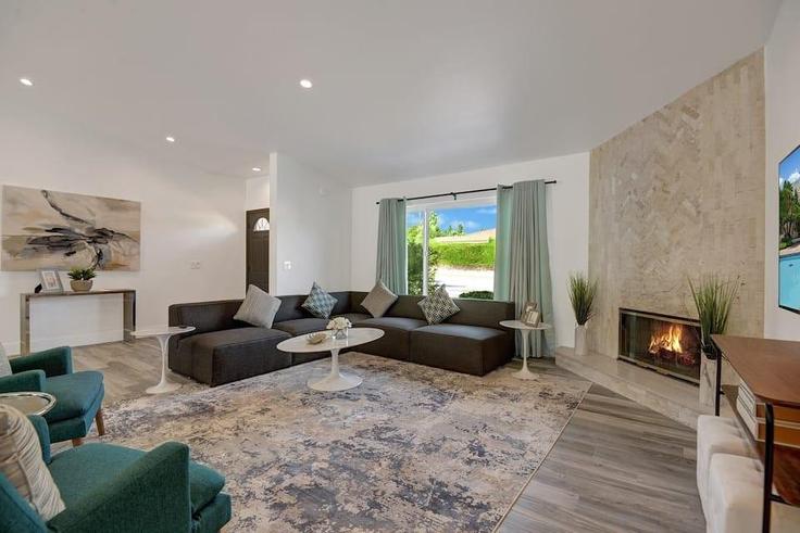 Building West Santa Catalina Road - avantstay - 1027733 - LAX adresindeki bir dairede modern mobilyalarla zarif bir şekilde tasarlanmış oturma odası Palm Springs, Palm Springs
