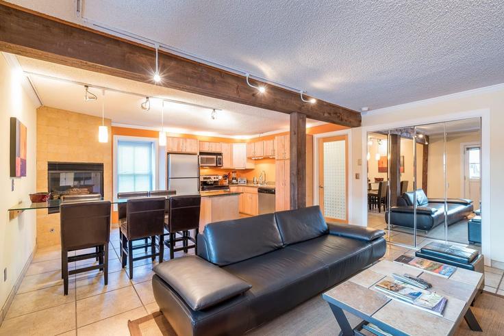 Sala de estar elegantemente projetada com móveis modernos em um apartamento no Building South Aspen Street - avantstay - 1027956 - USA em Telluride, Telluride Sala de estar elegantemente projetada com móveis modernos em um apartamento no Building South Aspen Street - avantstay - 1027956 - USA em Telluride, Telluride
