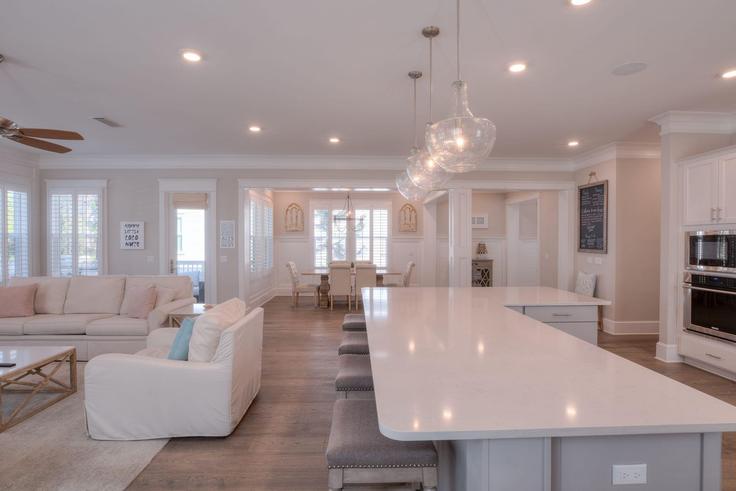 Watersound, Watersound에 위치한 Building West Dover Lane - avantstay - 1036458 - USA 유닛의 세련된 인테리어가 돋보이는 거실 Watersound, Watersound에 위치한 Building West Dover Lane - avantstay - 1036458 - USA 유닛의 세련된 인테리어가 돋보이는 거실