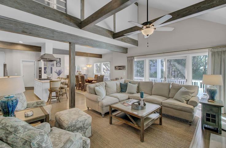 Elegante sala de estar con mobiliario moderno en un apartamento en Building Cameron Boulevard - avantstay - 1027651 - USA en Isle of Palms, Isle of Palms