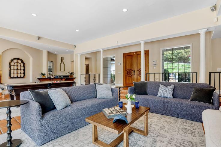 Building Vía Santa Rosa - avantstay - 1028022 - LAX adresindeki bir dairede modern mobilyalarla zarif bir şekilde tasarlanmış oturma odası Temecula, Temecula Building Vía Santa Rosa - avantstay - 1028022 - LAX adresindeki bir dairede modern mobilyalarla zarif bir şekilde tasarlanmış oturma odası Temecula, Temecula