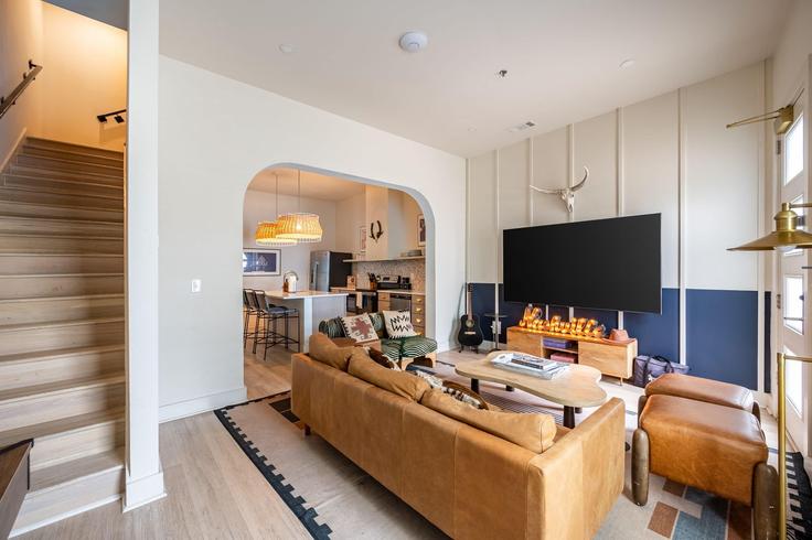 Elegant gestaltetes Wohnzimmer mit moderner Einrichtung in einer Wohnung im Building Main Street - avantstay - 1234290 - BNA in Nashville, Nashville