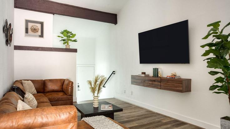 Building Fairlawn Lane - avantstay - 1396964 adresindeki bir dairede modern mobilyalarla zarif bir şekilde tasarlanmış oturma odası Austin, Austin Building Fairlawn Lane - avantstay - 1396964 adresindeki bir dairede modern mobilyalarla zarif bir şekilde tasarlanmış oturma odası Austin, Austin