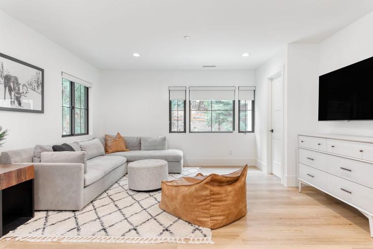 Elegant gestaltetes Wohnzimmer mit moderner Einrichtung in einer Wohnung im Building B Lane - avantstay - 1027729 - LAX in Lake Arrowhead, Lake Arrowhead Elegant gestaltetes Wohnzimmer mit moderner Einrichtung in einer Wohnung im Building B Lane - avantstay - 1027729 - LAX in Lake Arrowhead, Lake Arrowhead