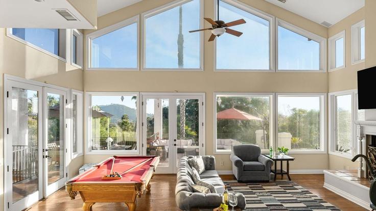 Elegante sala de estar con mobiliario moderno en un apartamento en Building Harmony Grove Road - avantstay - 1404577 en Escondido, Escondido