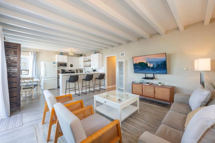 Newport Beach Newport BeachのBuilding Edgewater Avenue - avantstay - 1225964 - LAXのアパートメントにある、モダンな家具を備えたエレガントなデザインのリビングルーム Newport Beach Newport BeachのBuilding Edgewater Avenue - avantstay - 1225964 - LAXのアパートメントにある、モダンな家具を備えたエレガントなデザインのリビングルーム