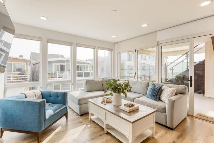 Elegante sala de estar con mobiliario moderno en un apartamento en Building Seashore Drive - avantstay - 1027667 - LAX en Newport Beach, Newport Beach Elegante sala de estar con mobiliario moderno en un apartamento en Building Seashore Drive - avantstay - 1027667 - LAX en Newport Beach, Newport Beach