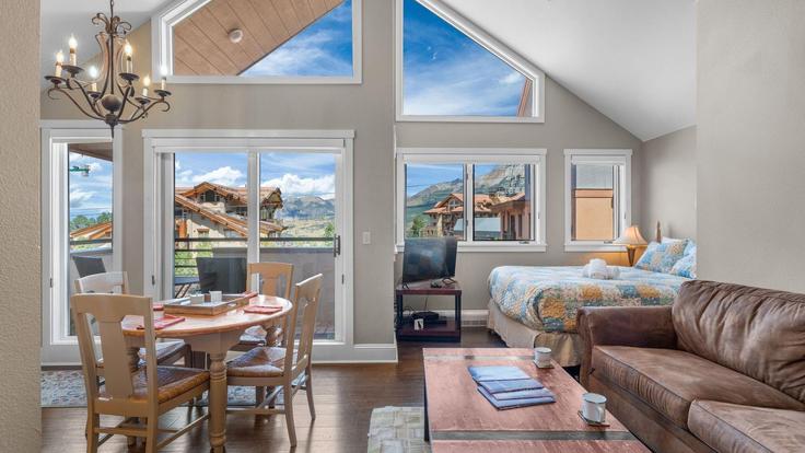 Sala de estar elegantemente projetada com móveis modernos em um apartamento no Building Lost Creek Lane - avantstay - 1028288 - USA em Mountain Village, Mountain Village