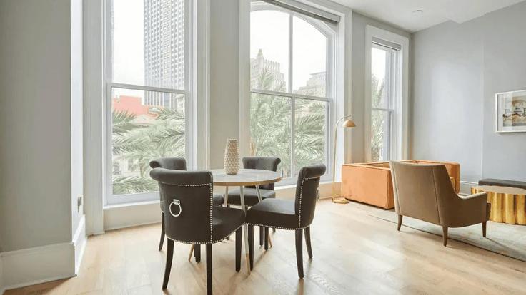 Building Canal Street - avantstay - 1399890 adresindeki bir dairede modern mobilyalarla zarif bir şekilde tasarlanmış oturma odası New Orleans, New Orleans Building Canal Street - avantstay - 1399890 adresindeki bir dairede modern mobilyalarla zarif bir şekilde tasarlanmış oturma odası New Orleans, New Orleans