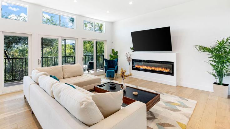 Elegantly designed living room with modern furnishings in an apartment at Building Marmol Drive - avantstay - 1399998 in Los Angeles, Los Angeles Elegantly designed living room with modern furnishings in an apartment at Building Marmol Drive - avantstay - 1399998 in Los Angeles, Los Angeles