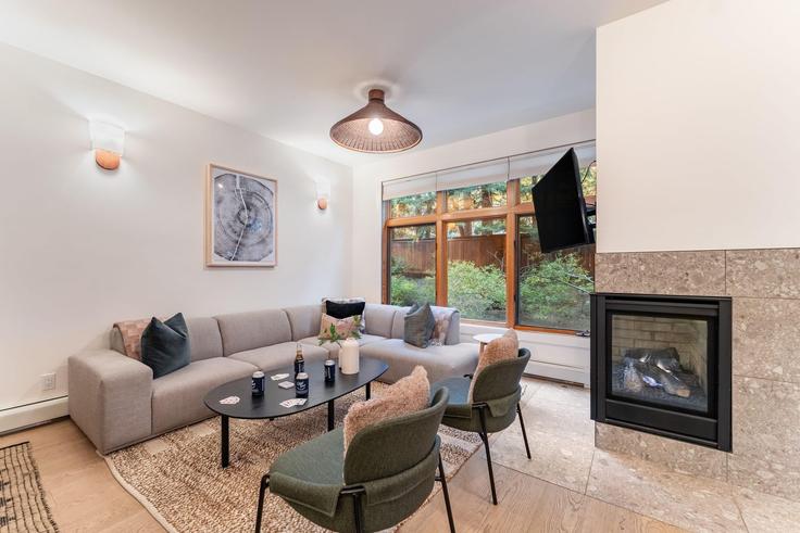 Elegant gestaltetes Wohnzimmer mit moderner Einrichtung in einer Wohnung im Building Northwood Boulevard - avantstay - 1031299 in Incline Village, Incline Village Elegant gestaltetes Wohnzimmer mit moderner Einrichtung in einer Wohnung im Building Northwood Boulevard - avantstay - 1031299 in Incline Village, Incline Village