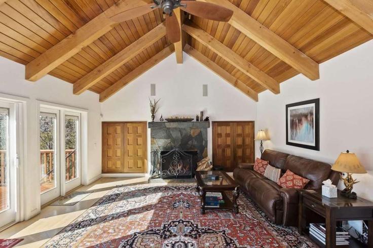 Building Wolf Road - avantstay - 1026742 adresindeki bir dairede modern mobilyalarla zarif bir şekilde tasarlanmış oturma odası Big Bear Lake, Big Bear Lake