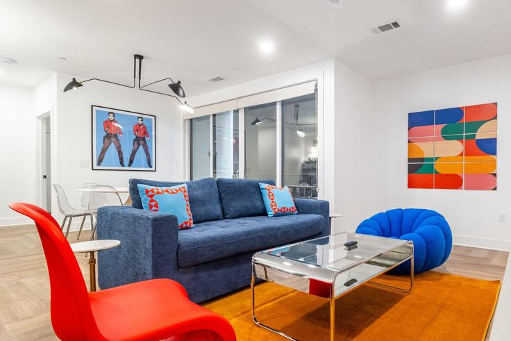 Building S 1st St - avantstay - 1031399 - BNA adresindeki bir dairede modern mobilyalarla zarif bir şekilde tasarlanmış oturma odası Nashville, Nashville