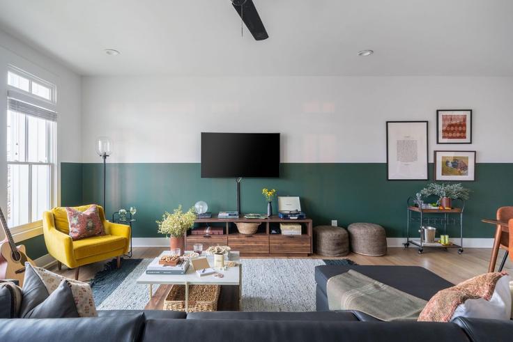 Nashville NashvilleのBuilding Monroe Street - avantstay - 1027901 - BNAのアパートメントにある、モダンな家具を備えたエレガントなデザインのリビングルーム Nashville NashvilleのBuilding Monroe Street - avantstay - 1027901 - BNAのアパートメントにある、モダンな家具を備えたエレガントなデザインのリビングルーム