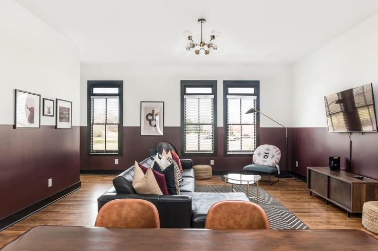 Elegante sala de estar con mobiliario moderno en un apartamento en Building Monroe Street - avantstay - 1028351 - BNA en Nashville, Nashville Elegante sala de estar con mobiliario moderno en un apartamento en Building Monroe Street - avantstay - 1028351 - BNA en Nashville, Nashville