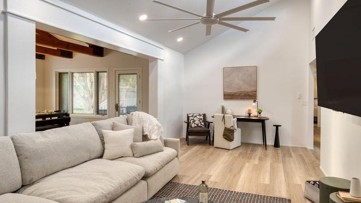 Sedona SedonaのBuilding Mountain Shadows Drive - avantstay - 1404608のアパートメントにある、モダンな家具を備えたエレガントなデザインのリビングルーム