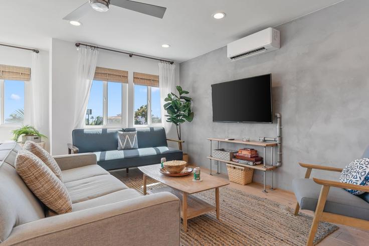 Building South El Camino Real - avantstay - 1257065 - LAX adresindeki bir dairede modern mobilyalarla zarif bir şekilde tasarlanmış oturma odası San Clemente, San Clemente Building South El Camino Real - avantstay - 1257065 - LAX adresindeki bir dairede modern mobilyalarla zarif bir şekilde tasarlanmış oturma odası San Clemente, San Clemente