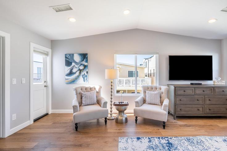 Elegante sala de estar con mobiliario moderno en un apartamento en Building 38th Street - avantstay - 1027094 - LAX en Newport Beach, Newport Beach Elegante sala de estar con mobiliario moderno en un apartamento en Building 38th Street - avantstay - 1027094 - LAX en Newport Beach, Newport Beach