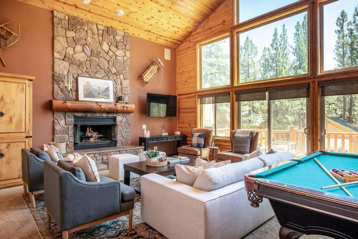 Building Gold Rush Drive - avantstay - 1028064 - LAX adresindeki bir dairede modern mobilyalarla zarif bir şekilde tasarlanmış oturma odası Big Bear Lake, Big Bear Lake