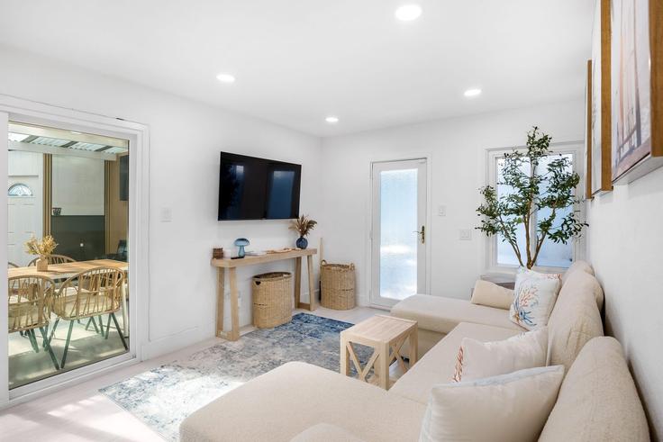 Building Pacific Coast Highway - avantstay - 1052967 - LAX adresindeki bir dairede modern mobilyalarla zarif bir şekilde tasarlanmış oturma odası Huntington Beach, Huntington Beach