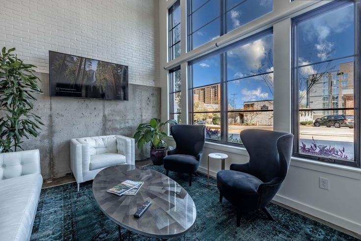 Elegante sala de estar con mobiliario moderno en un apartamento en Building 30th Avenue North - avantstay - 1028437 - BNA en Nashville, Nashville
