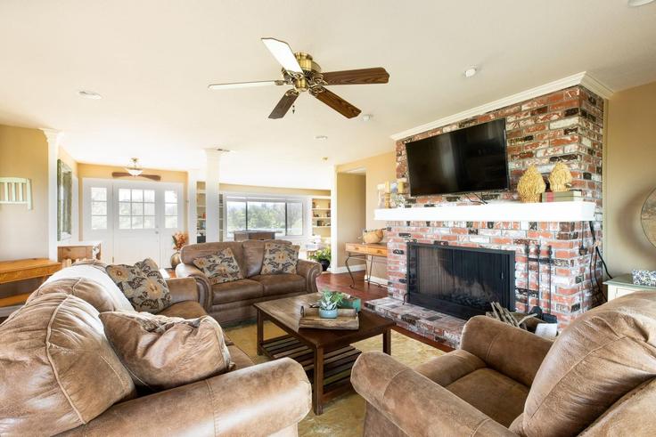 Salle de séjour élégante avec mobilier moderne dans un appartement à Building Vista Serrano - avantstay - 1026722 à Paso Robles, Paso Robles Salle de séjour élégante avec mobilier moderne dans un appartement à Building Vista Serrano - avantstay - 1026722 à Paso Robles, Paso Robles