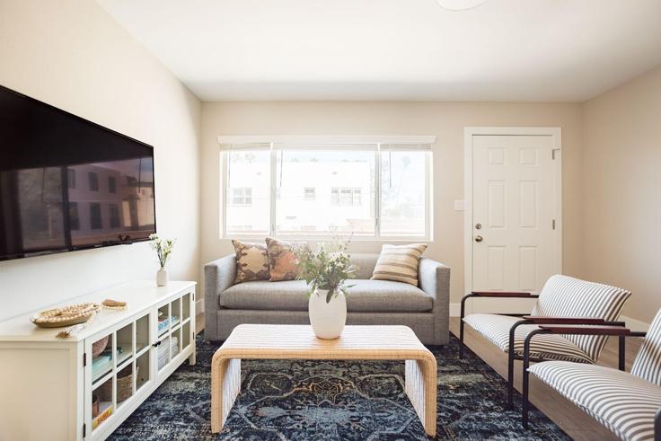 San Diego, San Diego에 위치한 Building Prospect Street - avantstay - 1027973 - SAN 유닛의 세련된 인테리어가 돋보이는 거실 San Diego, San Diego에 위치한 Building Prospect Street - avantstay - 1027973 - SAN 유닛의 세련된 인테리어가 돋보이는 거실
