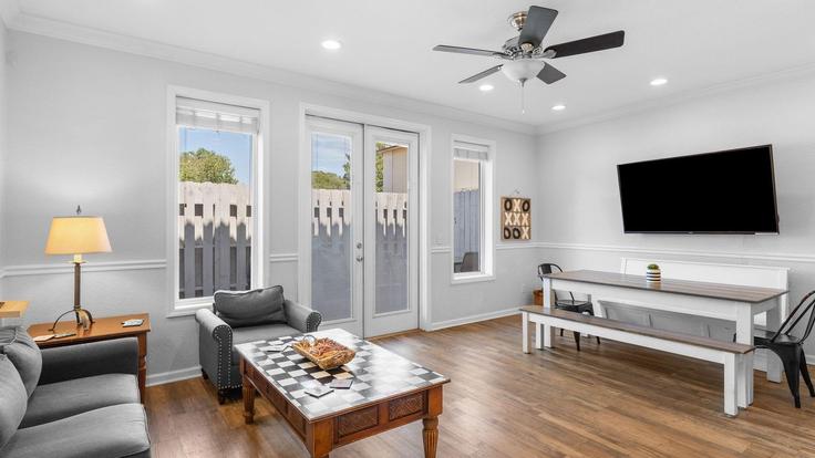 Panama City Beach Panama City BeachのBuilding Southfields Road - avantstay - 1399943のアパートメントにある、モダンな家具を備えたエレガントなデザインのリビングルーム