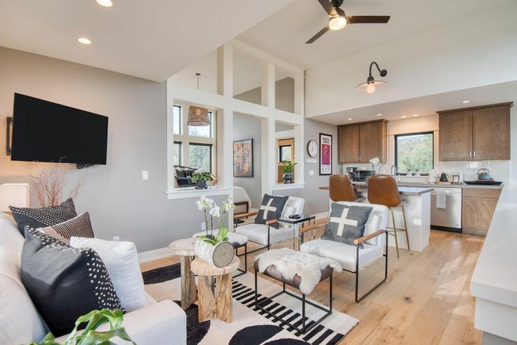 Building Southwest Hope Vista Drive - avantstay - 1253929 - USA adresindeki bir dairede modern mobilyalarla zarif bir şekilde tasarlanmış oturma odası Powell Butte, Powell Butte Building Southwest Hope Vista Drive - avantstay - 1253929 - USA adresindeki bir dairede modern mobilyalarla zarif bir şekilde tasarlanmış oturma odası Powell Butte, Powell Butte