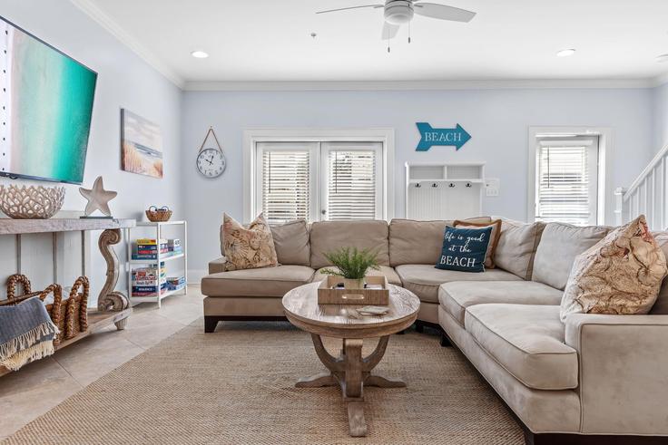 Santa Rosa Beach, Santa Rosa Beach에 위치한 Building West County Highway 30A - avantstay - 1036350 - USA 유닛의 세련된 인테리어가 돋보이는 거실