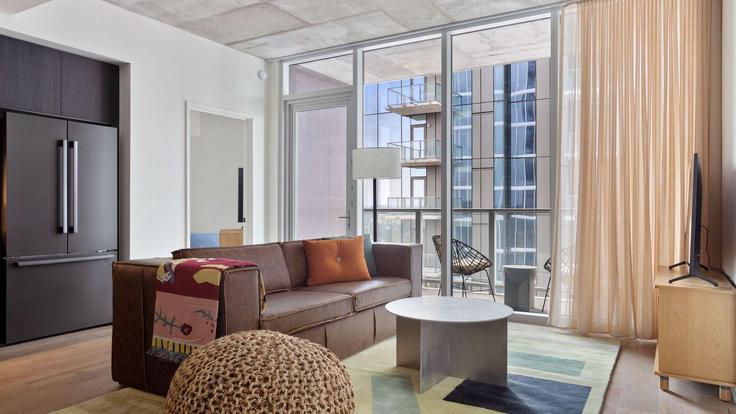 Elegante sala de estar con mobiliario moderno en un apartamento en Building East Avenue - avantstay - 1397076 en Austin, Austin Elegante sala de estar con mobiliario moderno en un apartamento en Building East Avenue - avantstay - 1397076 en Austin, Austin