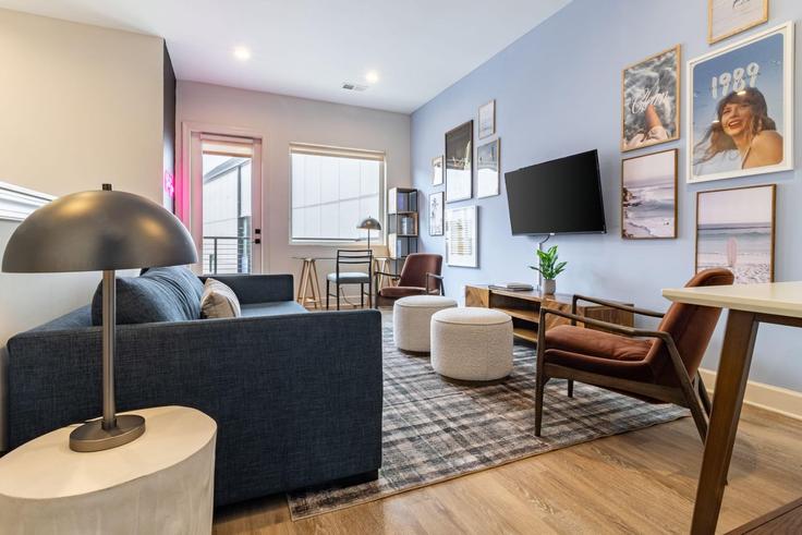 Nashville NashvilleのBuilding Jefferson Street - avantstay - 1026928 - BNAのアパートメントにある、モダンな家具を備えたエレガントなデザインのリビングルーム Nashville NashvilleのBuilding Jefferson Street - avantstay - 1026928 - BNAのアパートメントにある、モダンな家具を備えたエレガントなデザインのリビングルーム