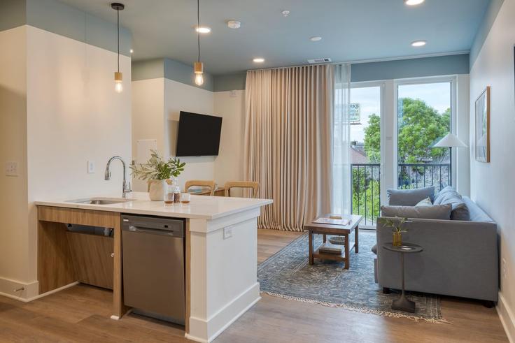 Nashville NashvilleのBuilding Gilmore Avenue - avantstay - 1238202 - BNAのアパートメントにある、モダンな家具を備えたエレガントなデザインのリビングルーム