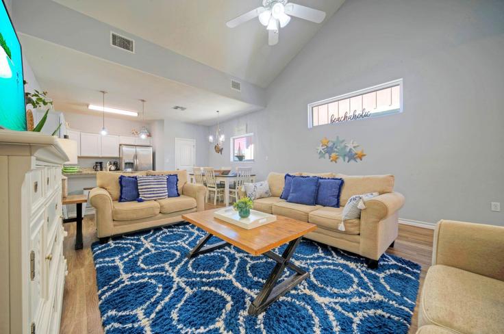 Elegant gestaltetes Wohnzimmer mit moderner Einrichtung in einer Wohnung im Building Eleventh Street - avantstay - 1031332 in Port Aransas, Port Aransas Elegant gestaltetes Wohnzimmer mit moderner Einrichtung in einer Wohnung im Building Eleventh Street - avantstay - 1031332 in Port Aransas, Port Aransas