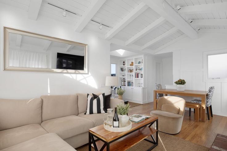 Elegant gestaltetes Wohnzimmer mit moderner Einrichtung in einer Wohnung im Building West Balboa Boulevard - avantstay - 1032084 - LAX in Newport Beach, Newport Beach Elegant gestaltetes Wohnzimmer mit moderner Einrichtung in einer Wohnung im Building West Balboa Boulevard - avantstay - 1032084 - LAX in Newport Beach, Newport Beach