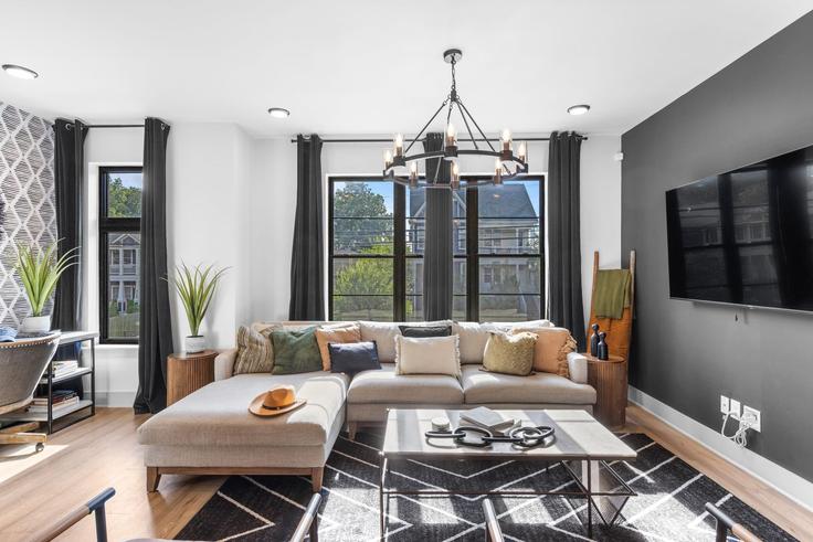Sala de estar elegantemente projetada com móveis modernos em um apartamento no Building Lischey Avenue - avantstay - 1258718 - BNA em Nashville, Nashville