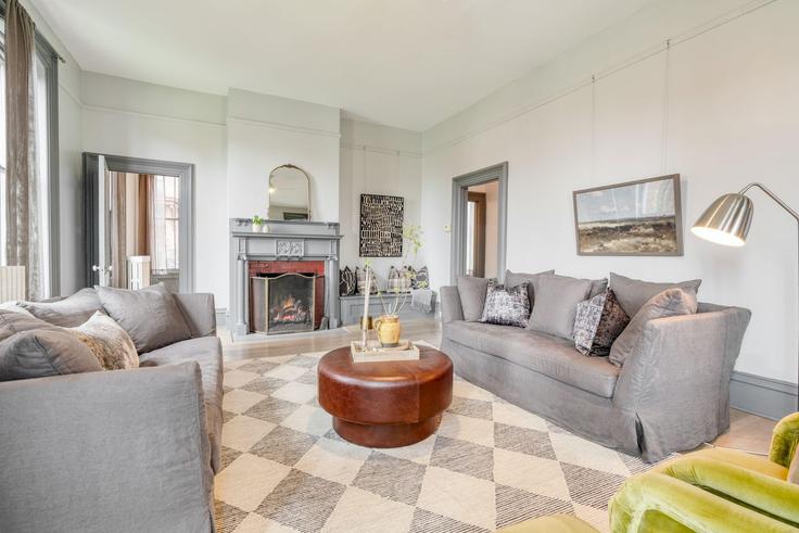 Elegante sala de estar con mobiliario moderno en un apartamento en Building Main Street - avantstay - 1027701 - USA en Catskill, Catskill