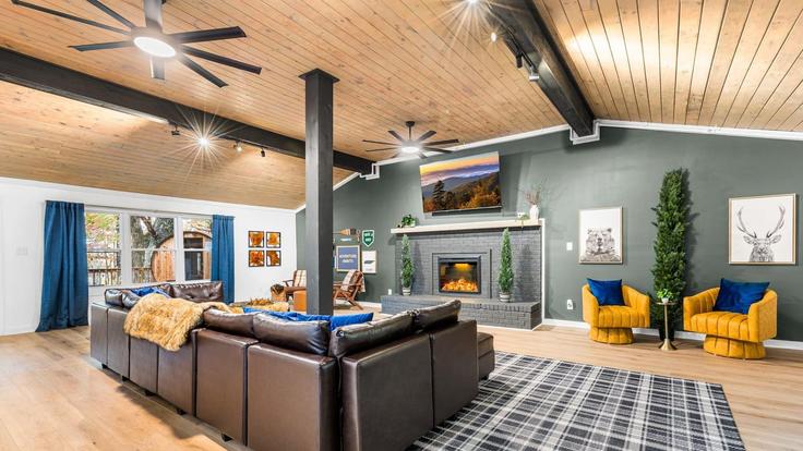 Salle de séjour élégante avec mobilier moderne dans un appartement à Building Ball Mountain Way - avantstay - 1404621 à Gatlinburg, Gatlinburg