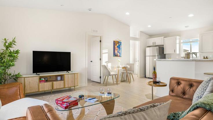 Paso Robles Paso RoblesのBuilding Shandon Highway - avantstay - 1403939のアパートメントにある、モダンな家具を備えたエレガントなデザインのリビングルーム