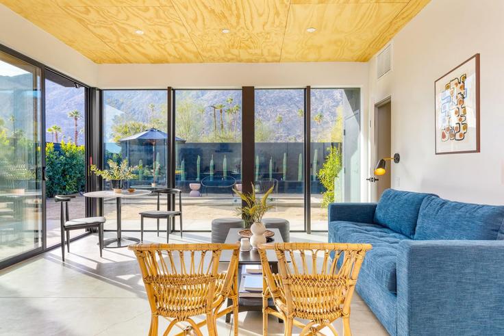 Palm Springs, Palm Springs에 위치한 Building South Calle El Segundo - avantstay - 1038438 - LAX 유닛의 세련된 인테리어가 돋보이는 거실